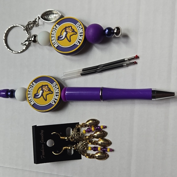 HANDMADE NFL MINNESOTA VIKINGS EARRINGS, PEN, AND KEYCHAIN - Picture 1 of 5